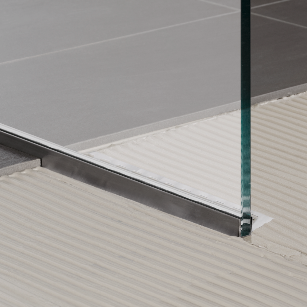 Abschlußschiene Aqua Keil Glas 148 cm lang, rechter Anschlag 0-23 mm Edelstahl gebürstet 
Blanke Aqua-Keil Glas 193-280B-148-R